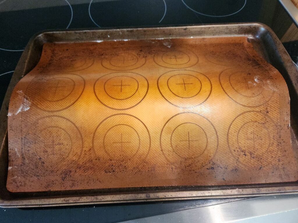 Covering dough with silicon baking sheet to let it rise.